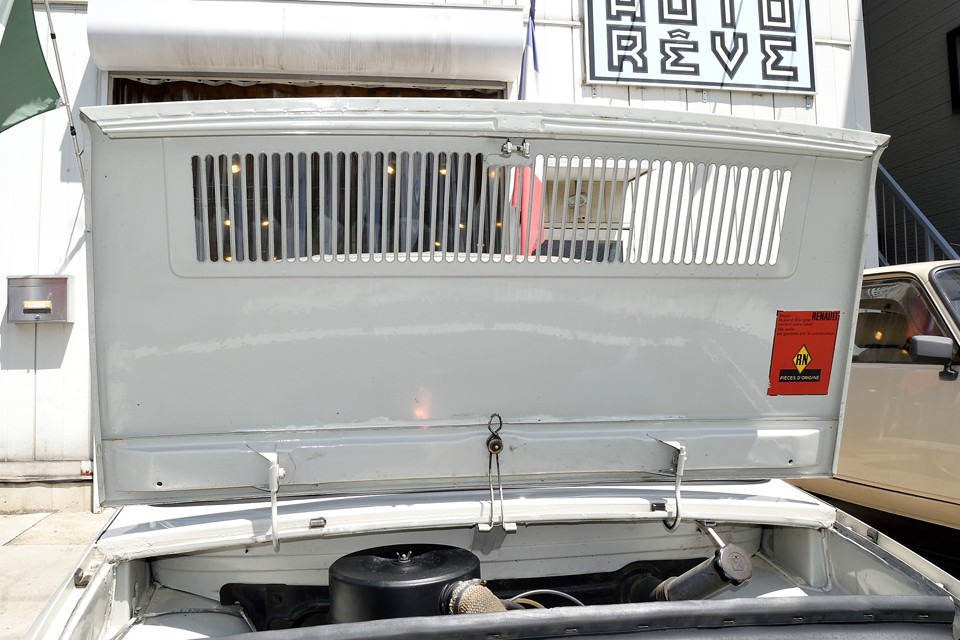 エンジンフード内側もこの通り！・・・感動したので歌います・・・♪あの～、素晴らしい～、愛をもう～い～ち～ど～♪（笑）