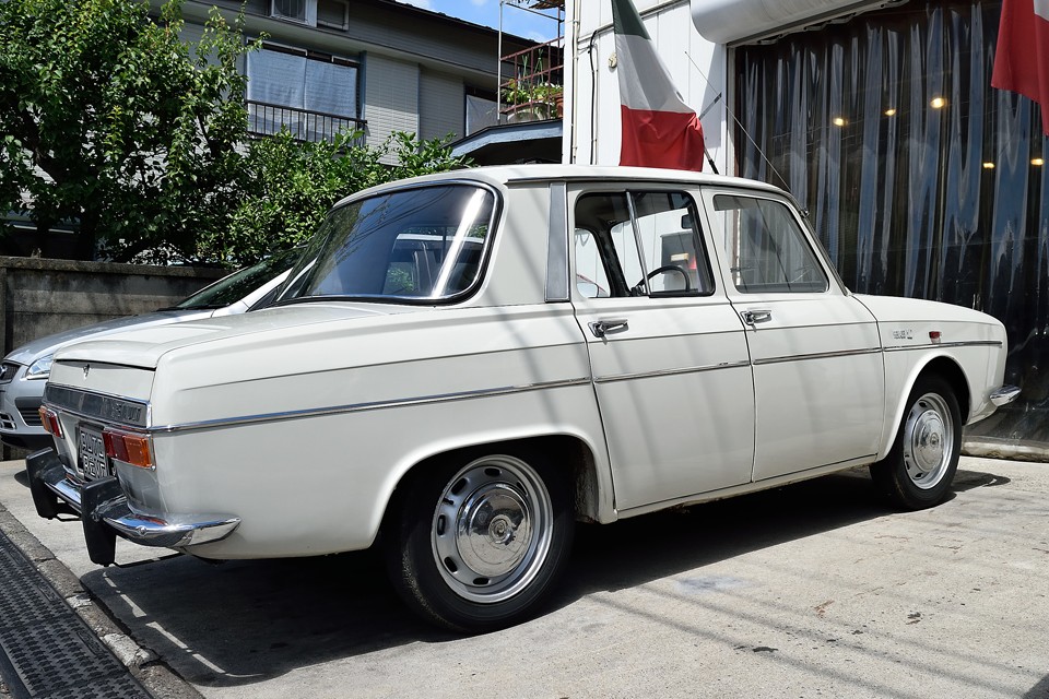 「オーバーハングさせるんだったら、なんでホイールベースを伸ばさなかったんだぁ～！その方が室内だって広くなるのに～！」って言いたくなるほどのリア（笑）