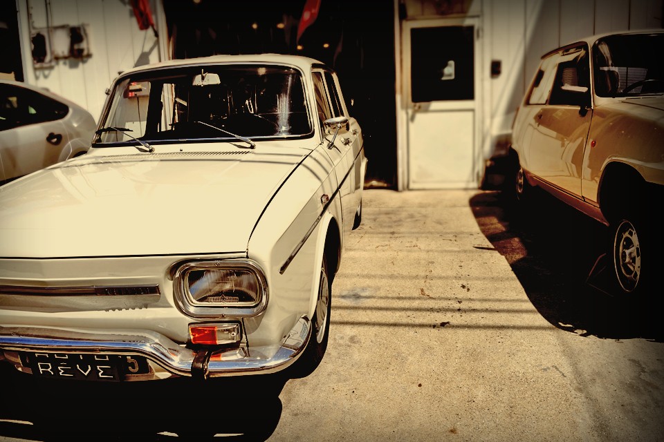 8（ユイット）で成功を収め、その上級車ということで造られた10（ディズ）・・・8のキャビンはそのままに、フロント、リアのオーバーハングの延長だけのスタイリングはデメリットこそあれ、メリットは・・・。