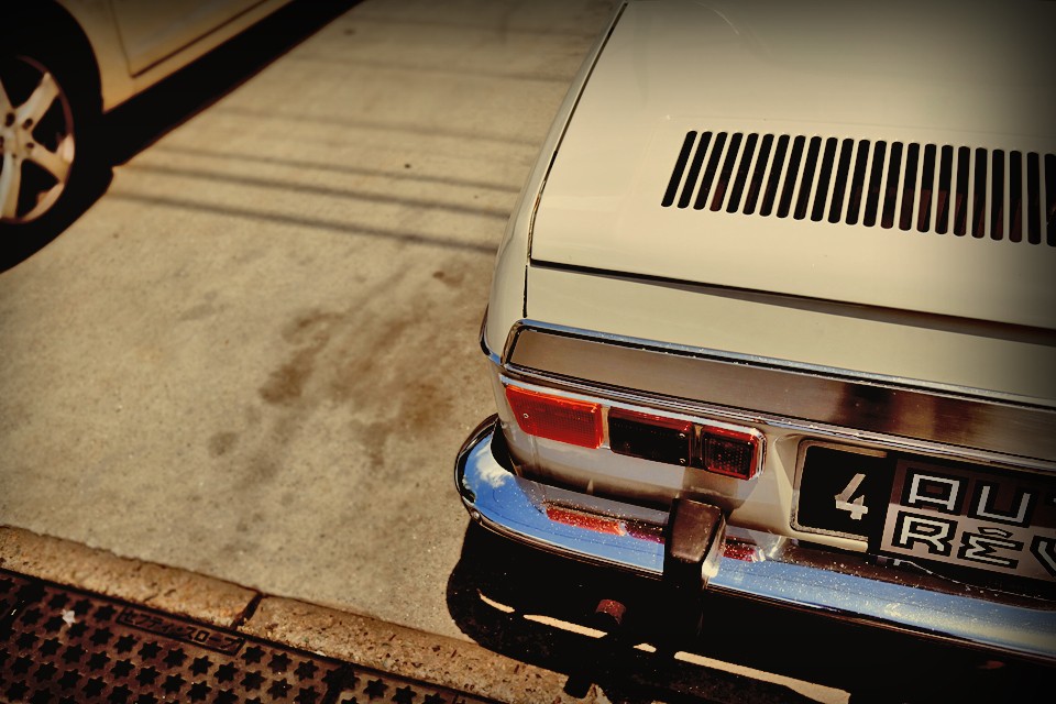 自動車の物理的運動性能から考えればそう思ってしまうのも無理はないのです。実際、コーナーリングの挙動は、8に比べてかなり鈍くなる方向に変化して、乗った印象は、8が馬だとすれば、10は牛のよう・・・。