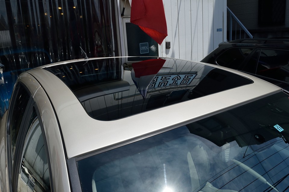 ルーフはリアシート上部まで続く、グラスルーフ！これ解放感があって気持ち良いのです！