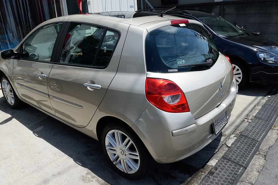 一見ごく普通のハッチバックですが、ウエストラインがリアまで回り込んで、おなけにリアランプもラインと統一されたデザインだったり・・・こういう細かなところが上品で繊細な印象を醸し出しているんでしょうね。