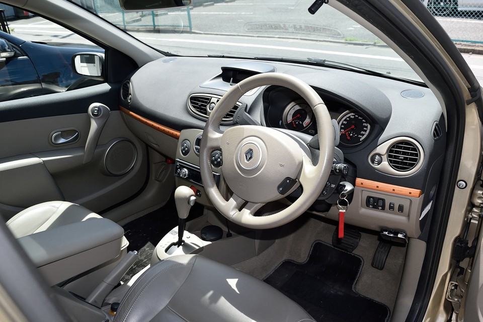 あっ、本革シート！やっぱバカラだ！・・・検証終了！（笑）