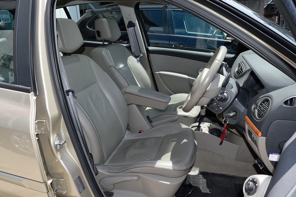 もちろん使用感はありますが、パイピングがおしゃれなベージュ本革シート！同色のハンドルに内張りと、ルーテシアって事を忘れそうです。