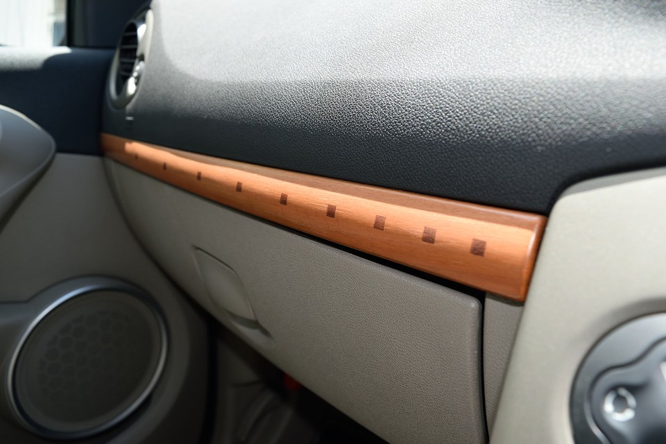 どっかの国によくある木目調プラスチックではありません。本物のウォールナット＆チェリーウッドで造られてます！