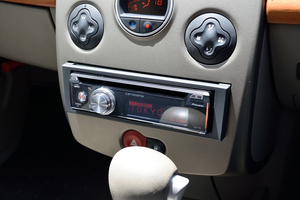 オーデイオはカロッツェリアDEH-7100を装備！CD、USBデバイス、bluetooth接続も可！お持ちのスマートフォンを接続すれば音楽再生はもちろんハンズフリー通話も可能！