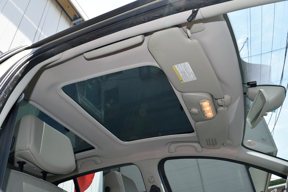 シェードからわずかに日が差し込み、ベージュのインテリアと相まって室内はいつでも明るい雰囲気です！