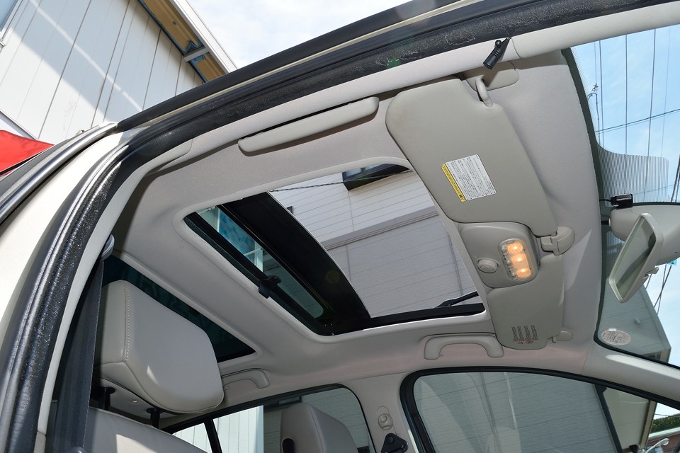 シェードを開けるだけでもかなり明るくなるのですが、フロントの電動サンルーフを開ければ、解放感MAX！