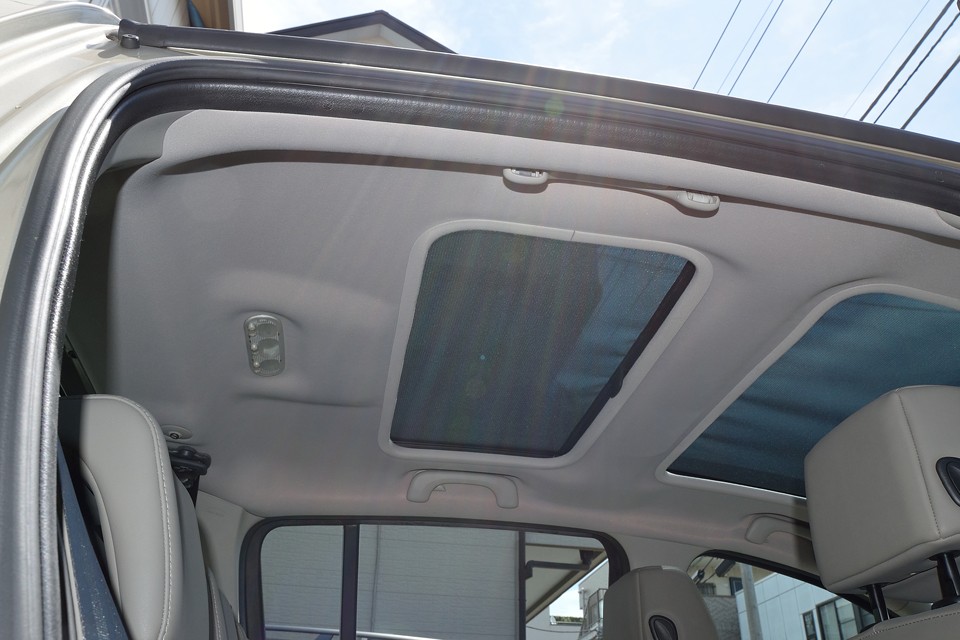 リア上部のガラスルーフはさすがに開かないのですが、普通は暗～いリアシートが、これだけ明るいって・・・ステキ！