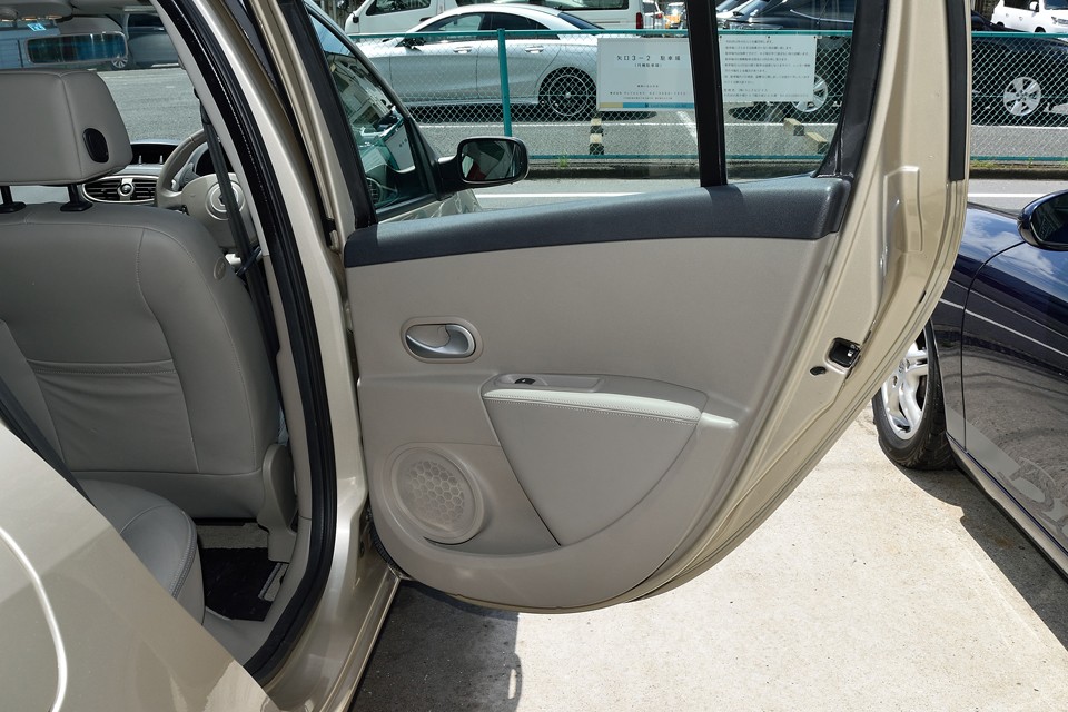 だって、これ1.6Lのバリバリ実用ハッチバック車なんですから・・・。