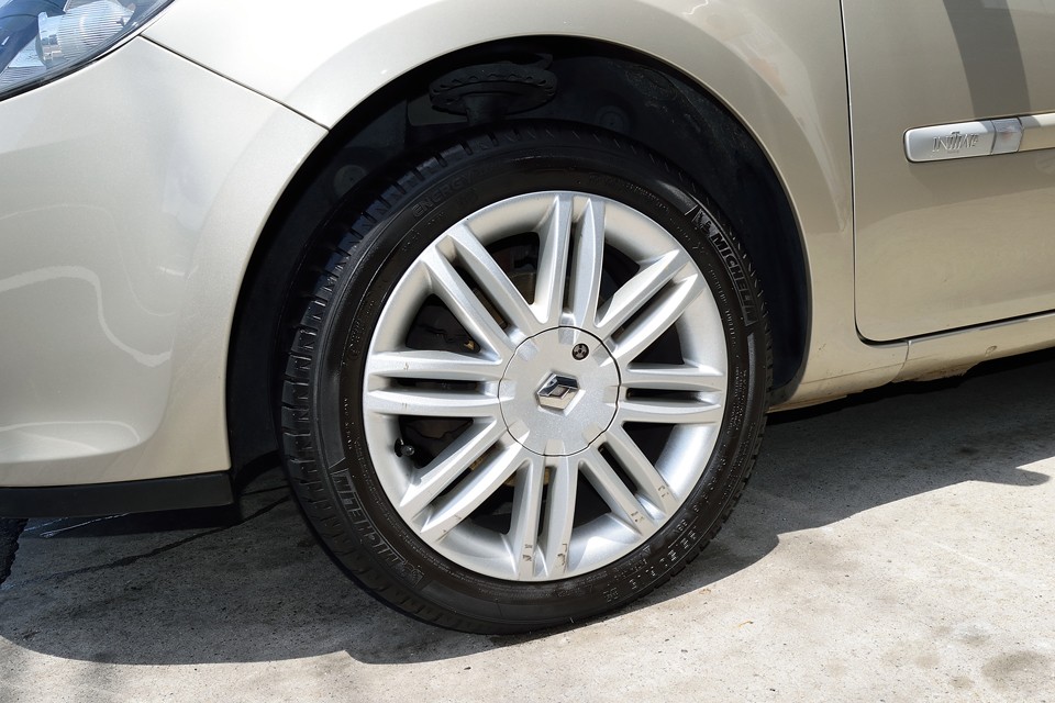 これまたすっきりとした上品なイニシャルパリ専用デザインの純正ホイール！一番目立つガリキズがこのキズですが、納車整備内でタッチアップ塗装しますので、ほとんど目立たなくなると思います。