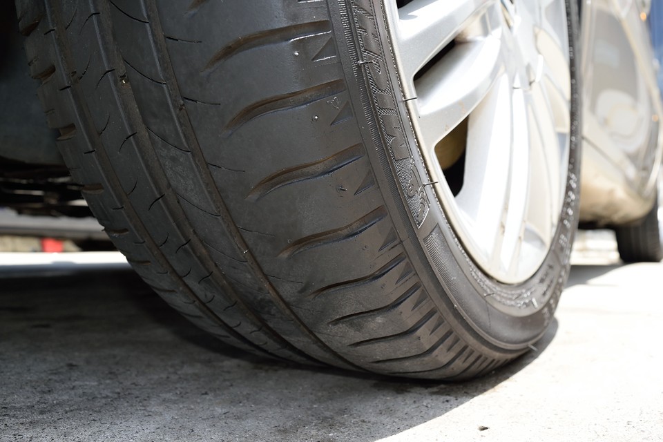 タイヤの残溝は8分山というところでしょうか。当分交換の必要はなさそうです。