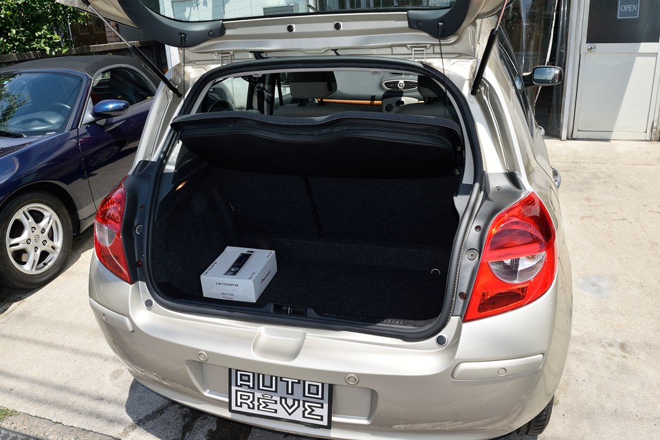 トランクもこのクラスのクルマとしては十分な広さだと思います。ハッチバックは荷物の出し入れもしやすくて、とっても便利！