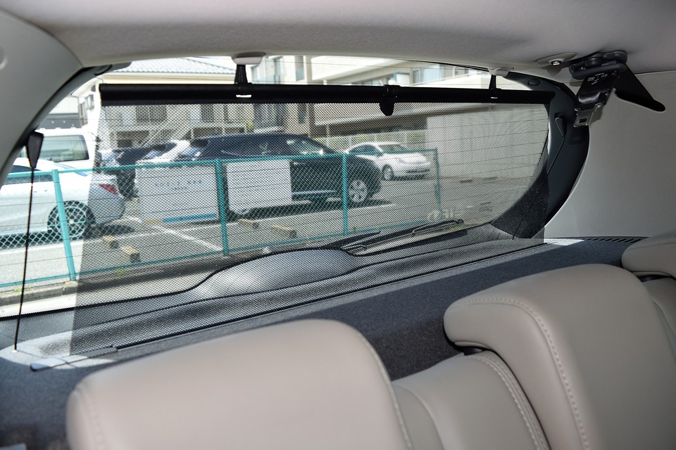 もひとつおまけに、リアウインドウにもサンシェードを装備！いたれり、つくせりなのです！