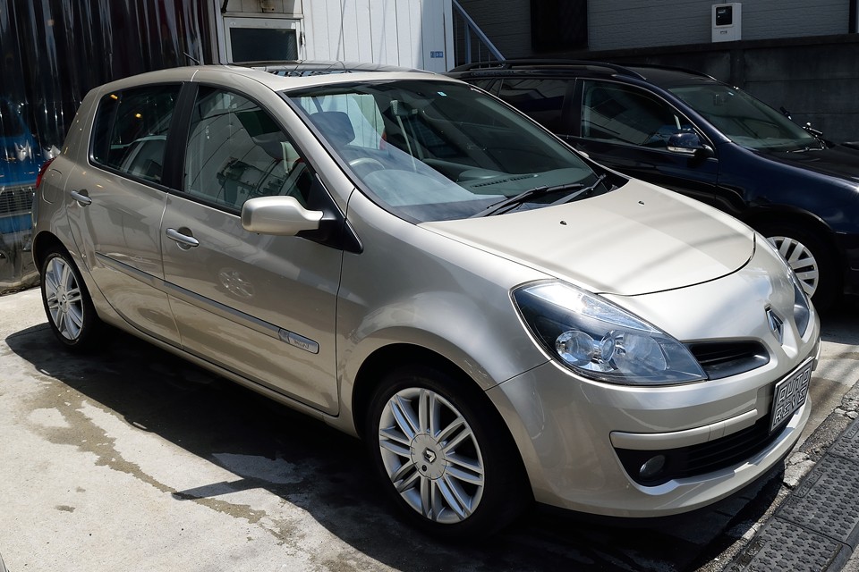 フランス車以外では、まず有り得ない、軽やかで華やいだ雰囲気の特別なモデル「イニシャルパリ」！