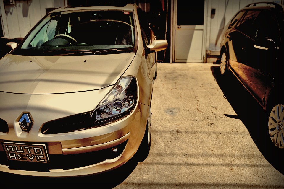 冗談はさておき、これはもはやルーテシアのグレードのひとつと言うより、「イニシャルパリ」というクルマと言っても良いかと・・・。