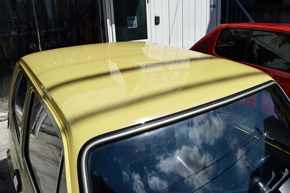 もちろんルーフもキレイ！子猫？が色褪せてたら台無しですもんね。