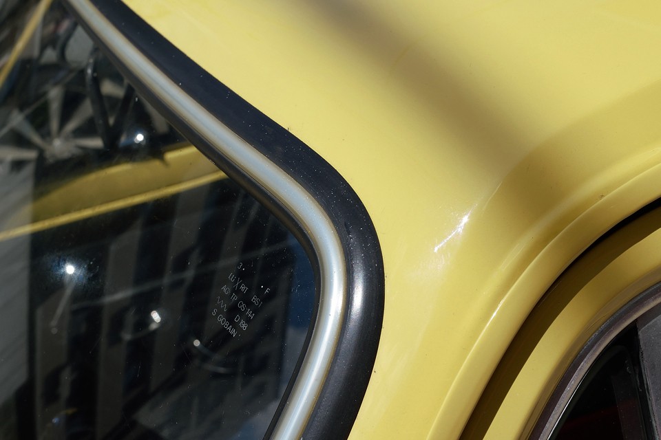 ウインドウストリップやモールも交換したばかりというわけではありませんが、ヒビや色あせなんかはありませんので、全体的にはまとまり感のある好印象な個体です！