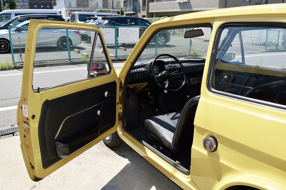 それではミニマリスト垂涎の？！インテリアへどうぞ～！