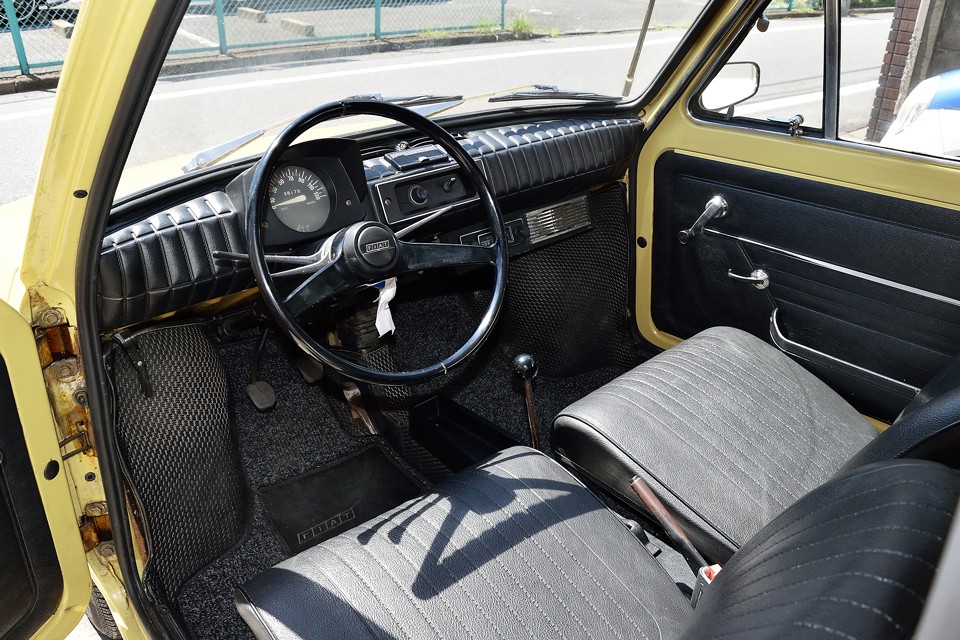 やっぱ、このイタリア初期物の味わいのあるインテリアがいいですねぇ～。ダッシュ部は鉄板のパネルにモコモコのビニールレザーを貼っただけなのに～！