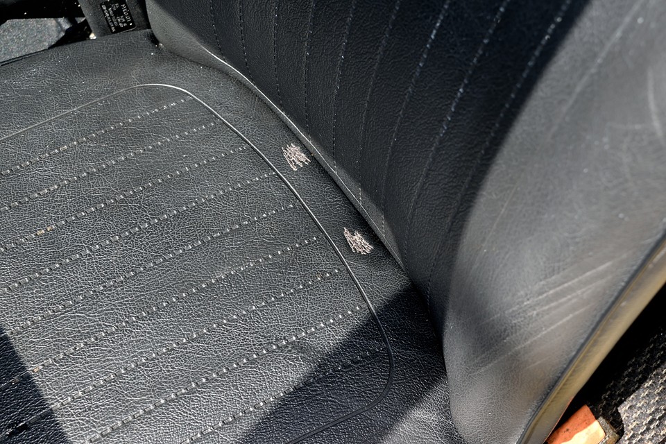 運転席のみご覧の補修跡がありますが他は破れや補修跡なんかも有りません！