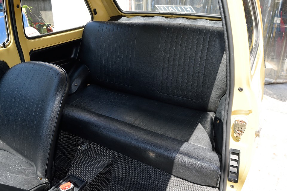 チンクに比べると格段に進歩したのが、このリアシート！もちろん「ゆったり」というわけにはいきませんが、モチモチッとしたシートはお尻にやさしく、頭上スペースも十分！大人2人がちゃんと座れます！