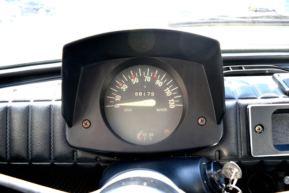 チンクへのオマージュともとれる、大きなシングルメーターは少しくもり気味ではありますが、決して高品質でない素材で40年以上経過しているんですから、むしろ正しい状態かと・・・。オドメーターはご覧の距離ですが、5桁メーターですので走行不明とさせていただきました。