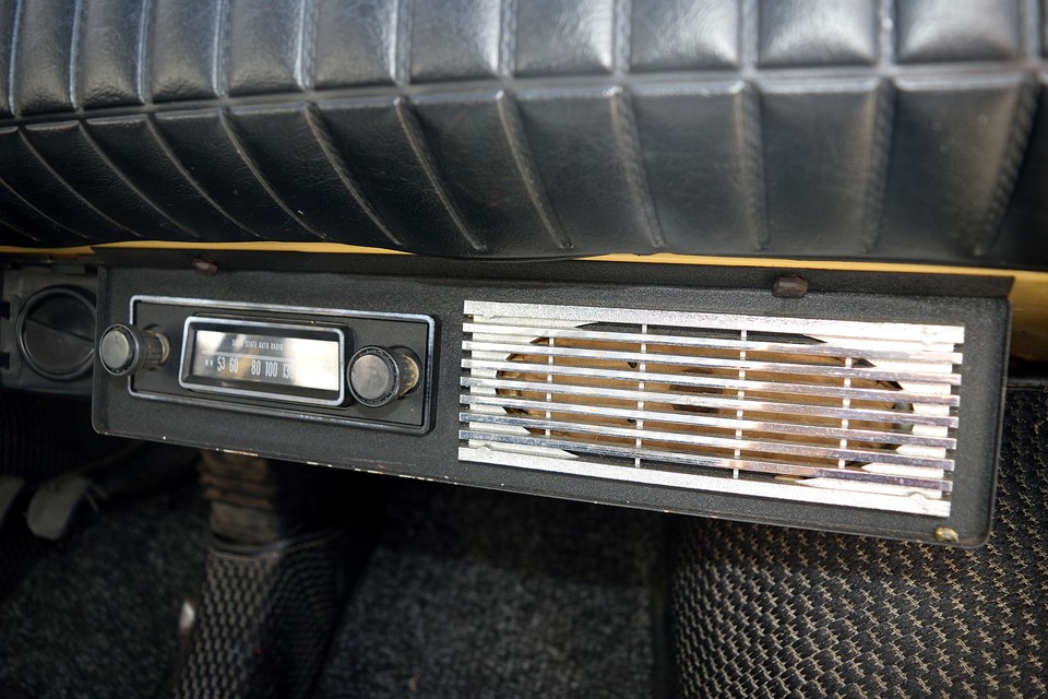 そしてこの個体にはなんと、こんなラジオユニット付き！取付パネルの素材や形状を見るととても良く出来ているので純正っぽいのですが、真偽は不明・・・しかし、モノラルスピーカーから流れる音は・・・70年代の音なのです～！