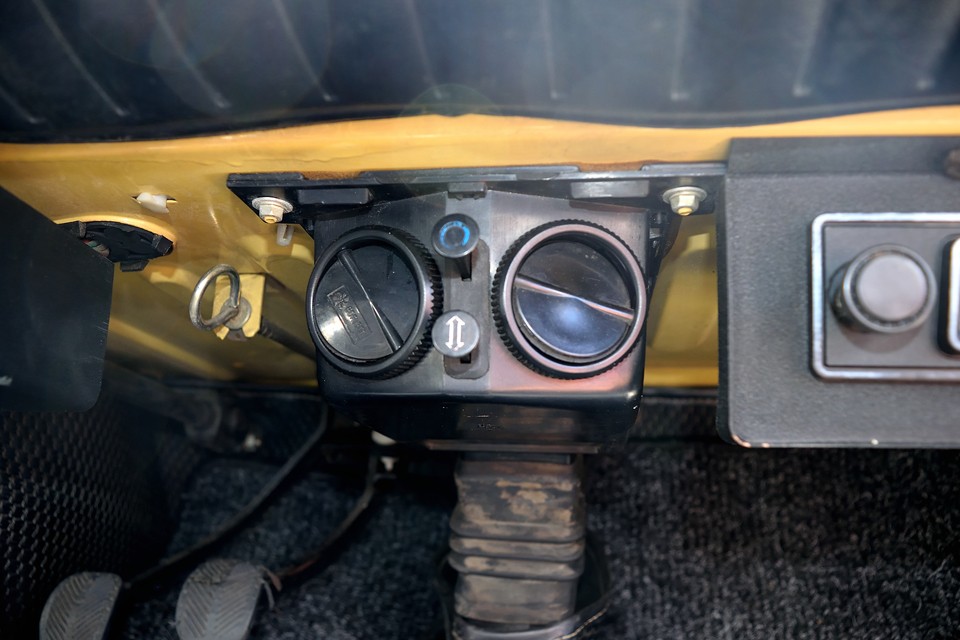 空調システムも装備！って言ってもこれだけですが・・・。ヒーターor常温での送風が可能です。