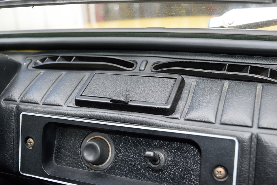 これもチンクへのオマージュでしょうか、同じ場所に同じ形状の灰皿を装備。