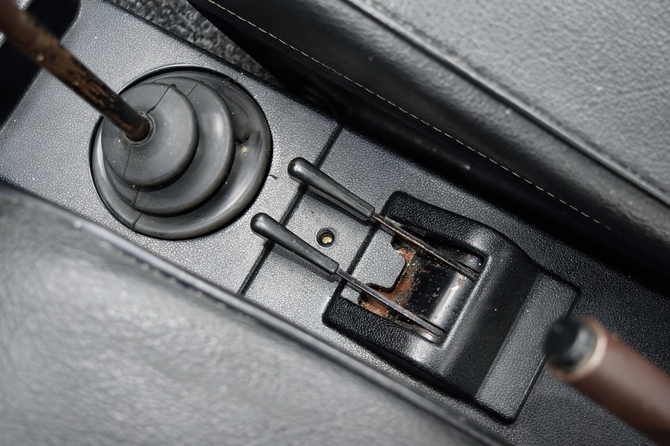 そしてこれもチンクと同じ・・・助手席側レバーがセルスイッチで運転席側レバーがチョーク。