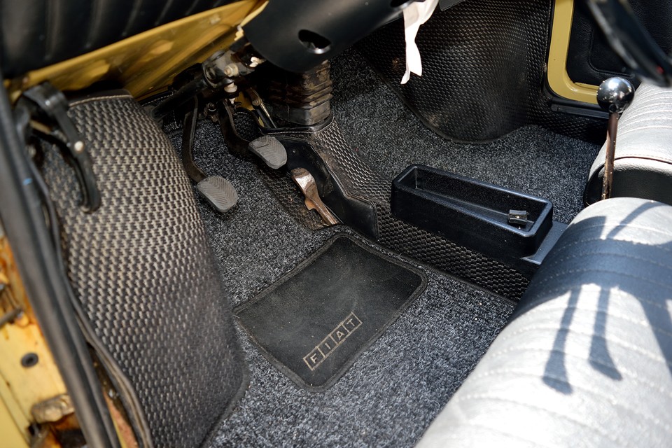 純正フロアマットはフロント席の足元からシート下を通って、リアシートの足元まで繋がる長～い一枚もの。おそらく床からの遮音も兼ねてるんでしょうね。