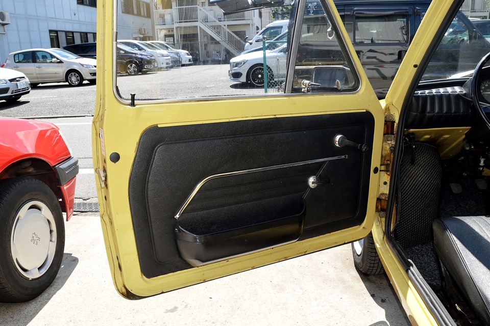 ドアの内張りパネルもかなりしっかりとした状態です。ん？インナーハンドルは？どうやってドア閉めるんだぁ～！取付忘れたわけではありません。最初から無いのです。念のため。