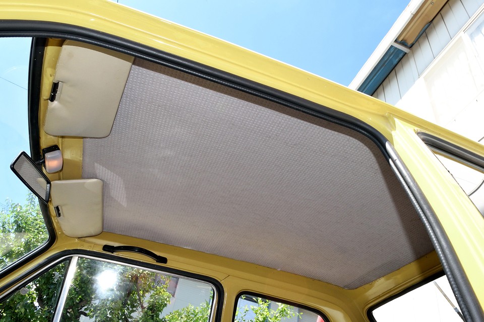 純正の厚手の生地の天張りは、例によって天上に貼っただけの簡単なものですが、目立つ汚れや損傷はありません！もちろんタバコやペット、芳香剤のイヤな臭いもありません！