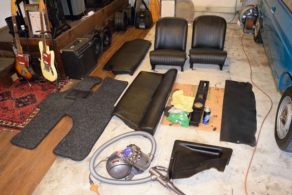 え～、なんでこんなバラバラかと言いますと、貴重な純正の天張りが一部剥がれていたので、ちゃんと貼り直しをするのに、天上に残った接着剤を剥がさなければいけないわけで、そうすると、室内が接着剤だらけになってしまうので、全部外して出して・・・という事です。　外したついでに隅々まで清掃したのは言うまでもありません。