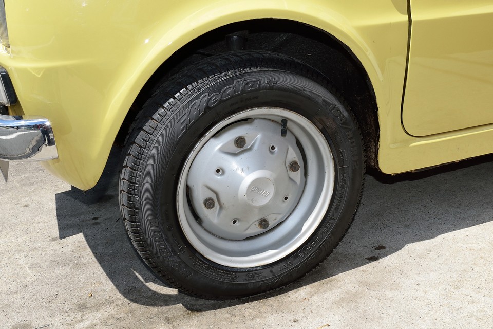 純正の鉄ッチンホイールはリムの部分に少しキズがありますが、タッチアップでかなりキレイになりそうです。もちろん塗装すればピッカピカになりますが、これぐらいが丁度バランスがとれているのではないかと・・・。