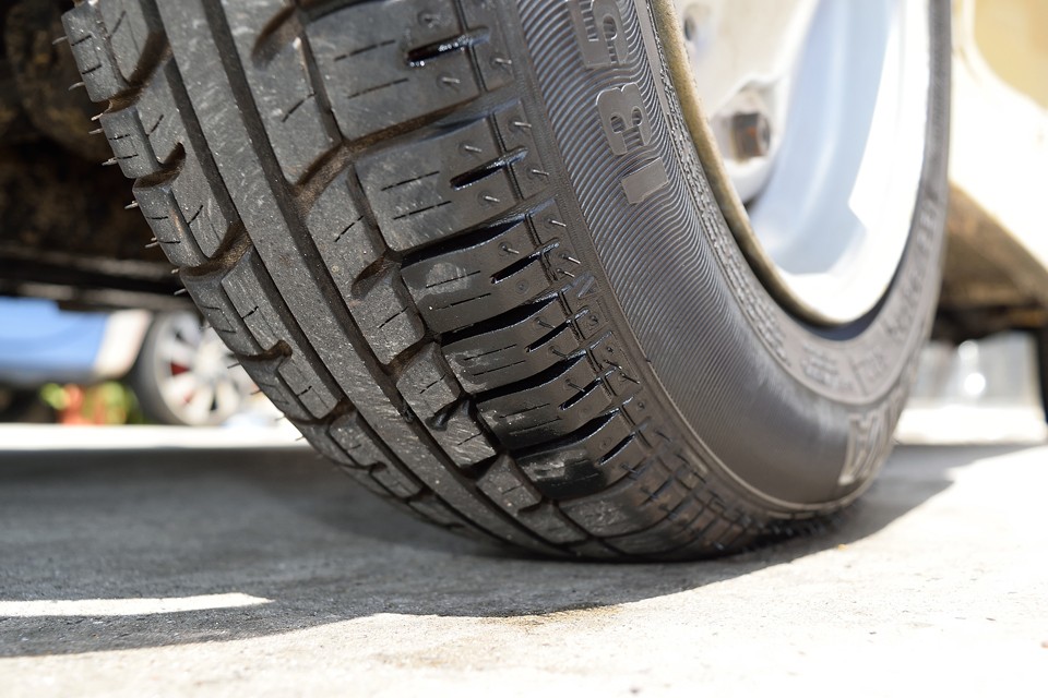 タイヤはまだ新しいもののようです。8～9分山というところでしょうか。当分交換の必要はなさそうです。