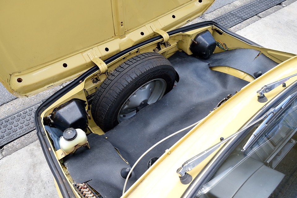RRですのでフロントがトランクですが、スペアタイヤのせいで、ご覧のスペース・・・大量の荷物を積む方はいらっしゃらないと思いますが、それにしても容量は少なめですね。