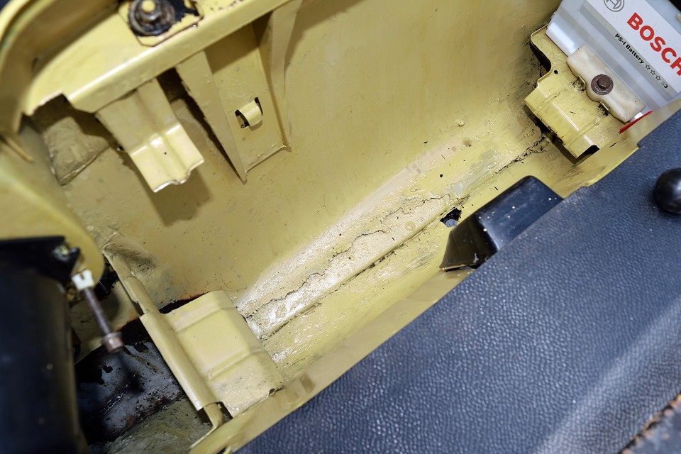 スペアタイヤ下の錆びやすい部分に、やはりサビで欠けた部分が見られますが、サビ止め後、補修塗装（筆塗り）されていますので、これ以上の進行はなさそうです。
ヘッドライト下部分は更にサビが進んでしまったんでしょうね、ちゃんと切り取って、鉄板を溶接で張り直しています。これなら安心！