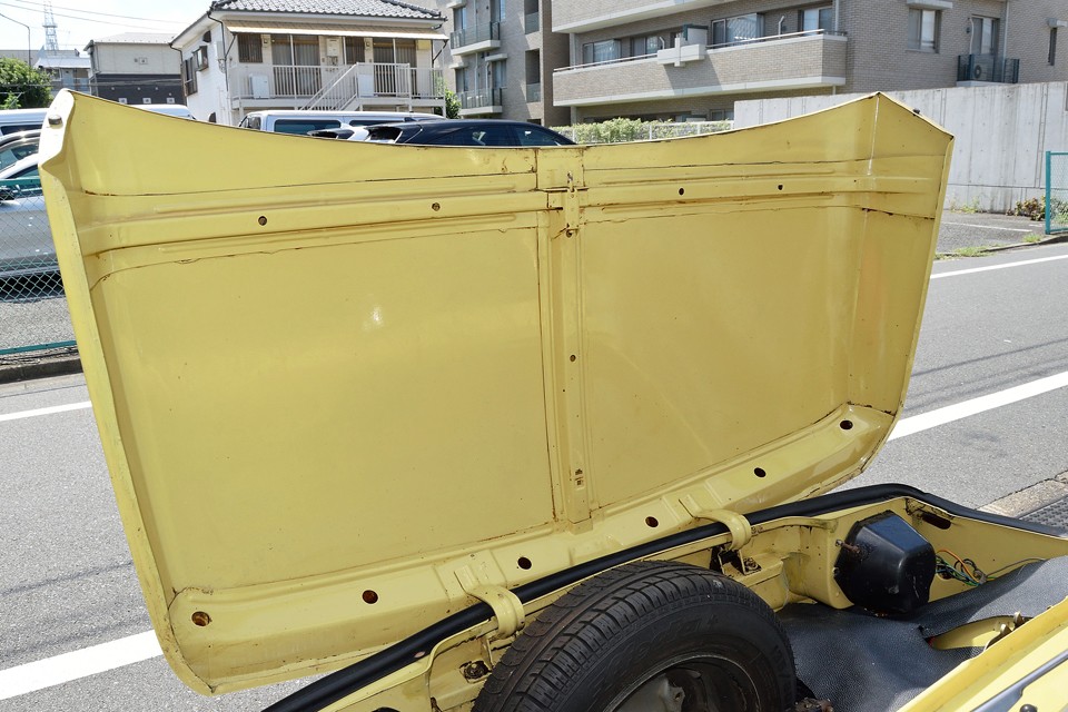 トランクフード裏もキレイな状態です。実は弊社入庫時、このトランクフード裏、トランク内、リアボンネットフード裏の隅から隅までサビ止めの松脂が塗られていたのですが、さすがに見た目が良くないので、弊社で2週間掛けて（ホント大変でした）全部落としました～！おかげでサビの無い、このキレイな状態なのです！外人さんでも結構几帳面な人っているのね。