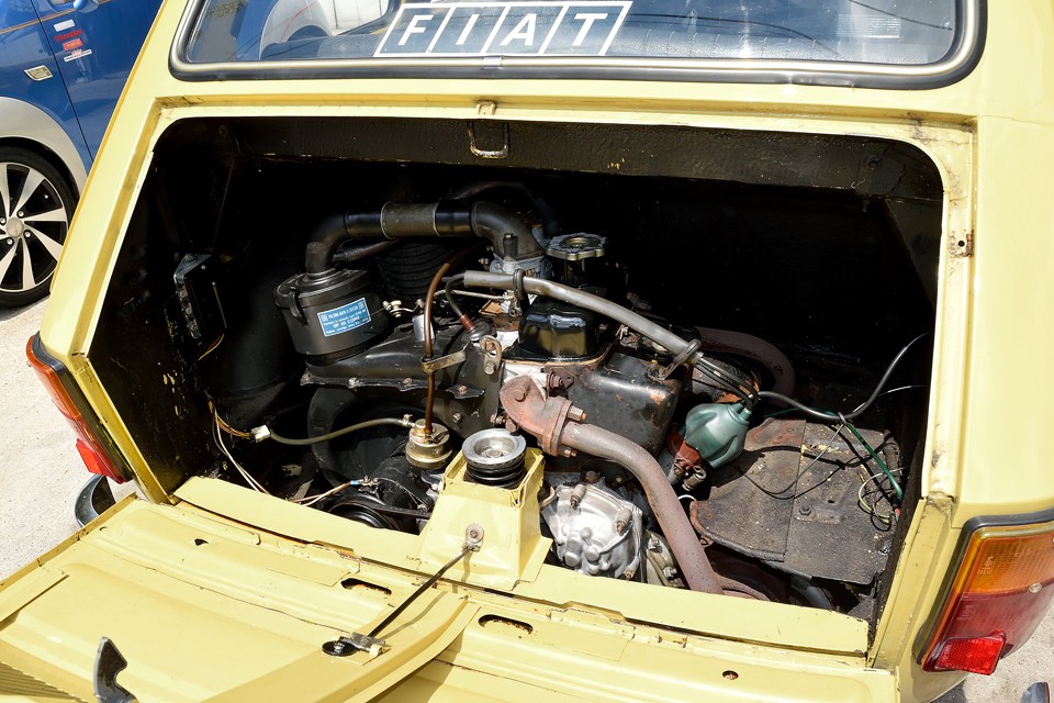 エンジンルームにも松脂が・・・これはさすがにエンジン降ろさないといけないので・・・その代りと言うわけではありませんが、弊社にてキャブレターO/H、タペットカバーパッキン交換、クランクカバーパッキン交換、フィルター清掃、エンジンマウント交換、シフトリンクブッシュ交換、ヘッドカバー、アンダーカバー塗装しました！なので126持病のオイル漏れも無く、調子も絶好調！