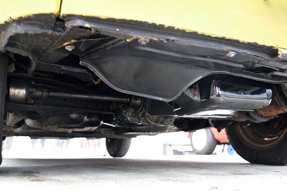 エンジン下側。やはりしっかりとサビ止め処置済。ご安心いただける状態ではないかと・・・。