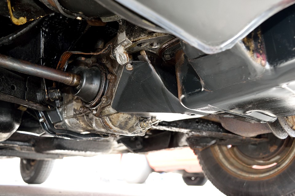 長年のオイルにじみ跡はありますが、現在オイル漏れ、にじみはありません！ブーツもまだ新しいもののようです。