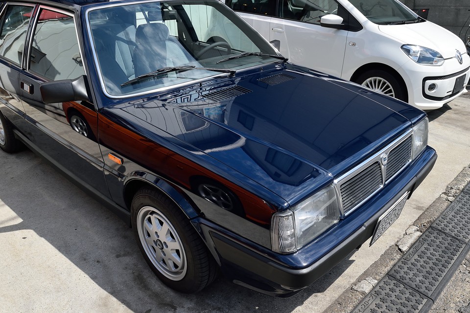 よく見るとボンネットやルーフに細かな点状の塗装キズがあるのですが、ほんとによく見ると、くらいのレベルなのでランチアブルーの上品さを損なうものではありません。