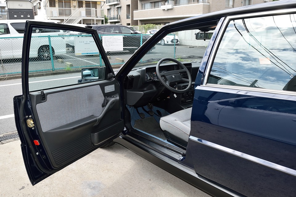 それでは上質と実用、そしてスポーツの融合されたランチアの真骨頂とも言えるインテリアへ・・・。