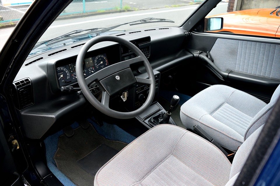 ん？どこかで見たような・・・と思ったあなたはかなりのランチア通！そう、インパネのデザインコンセプトや一部パネルはあのデルタと同じもの！