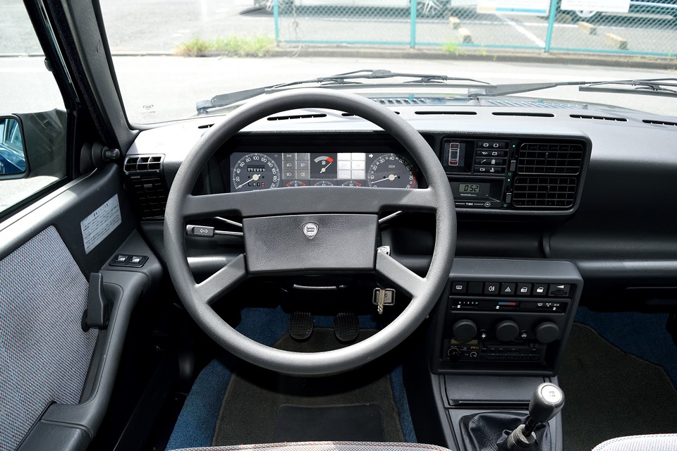 やはりイタリア車はセダンであってもドライバーズカーなんですね。インパネのすべてがドライバーのために！と言わんばかりのレイアウト！