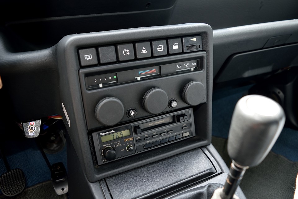 これまたデルタと同じ空調パネル。デルタでは上にあったオーディオが下へ移動してます。