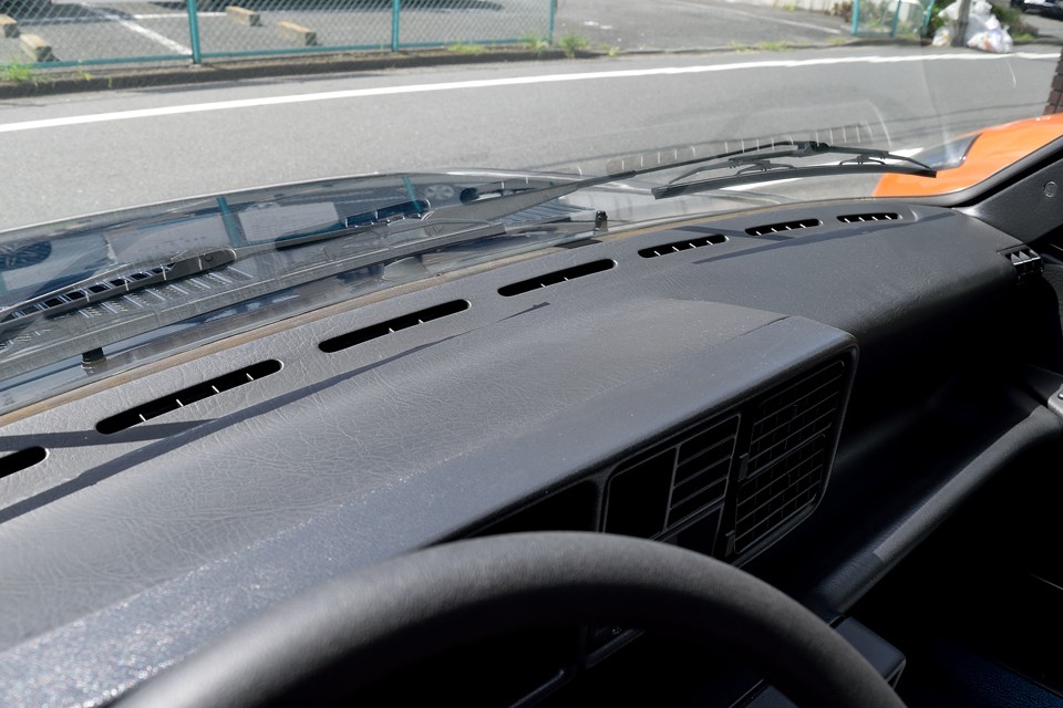 この時代のクルマによくあるダッシュパネルの割れ、ヒビはありません！