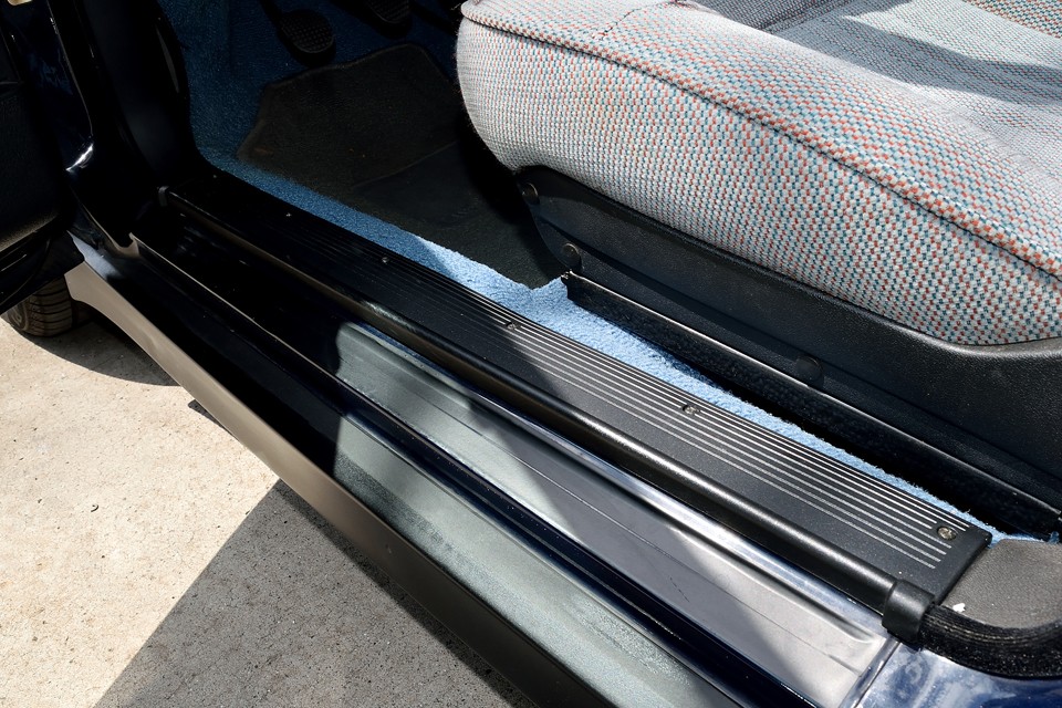 スカッフプレートも最近交換されたのでしょうか？キズも無くとてもキレイな状態です。こんだけキレイだと乗り降りするとき、気になるっちゅ～の！